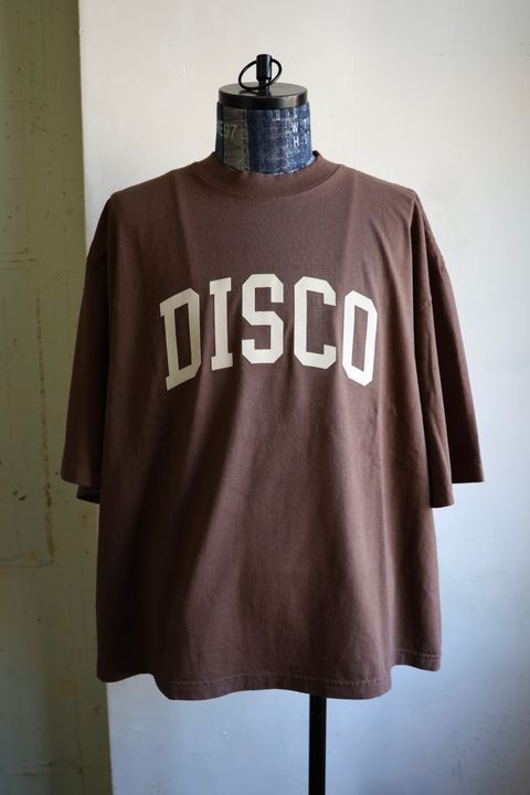 イズネスミュージック 25SS DISCO FLOCKY PRINT T-SHIRT(IMP5_12_FLDISCOT01)BROWN
