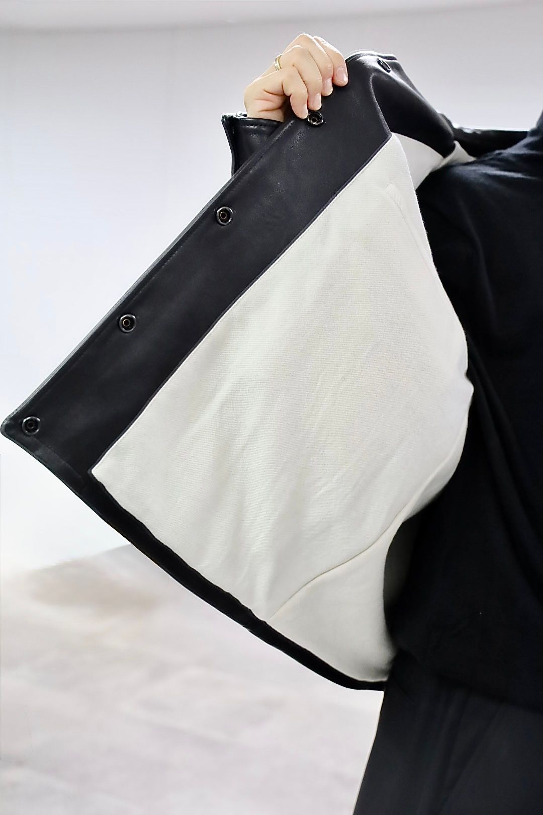 A.PRESSE Leather Coach Jacketスタイル