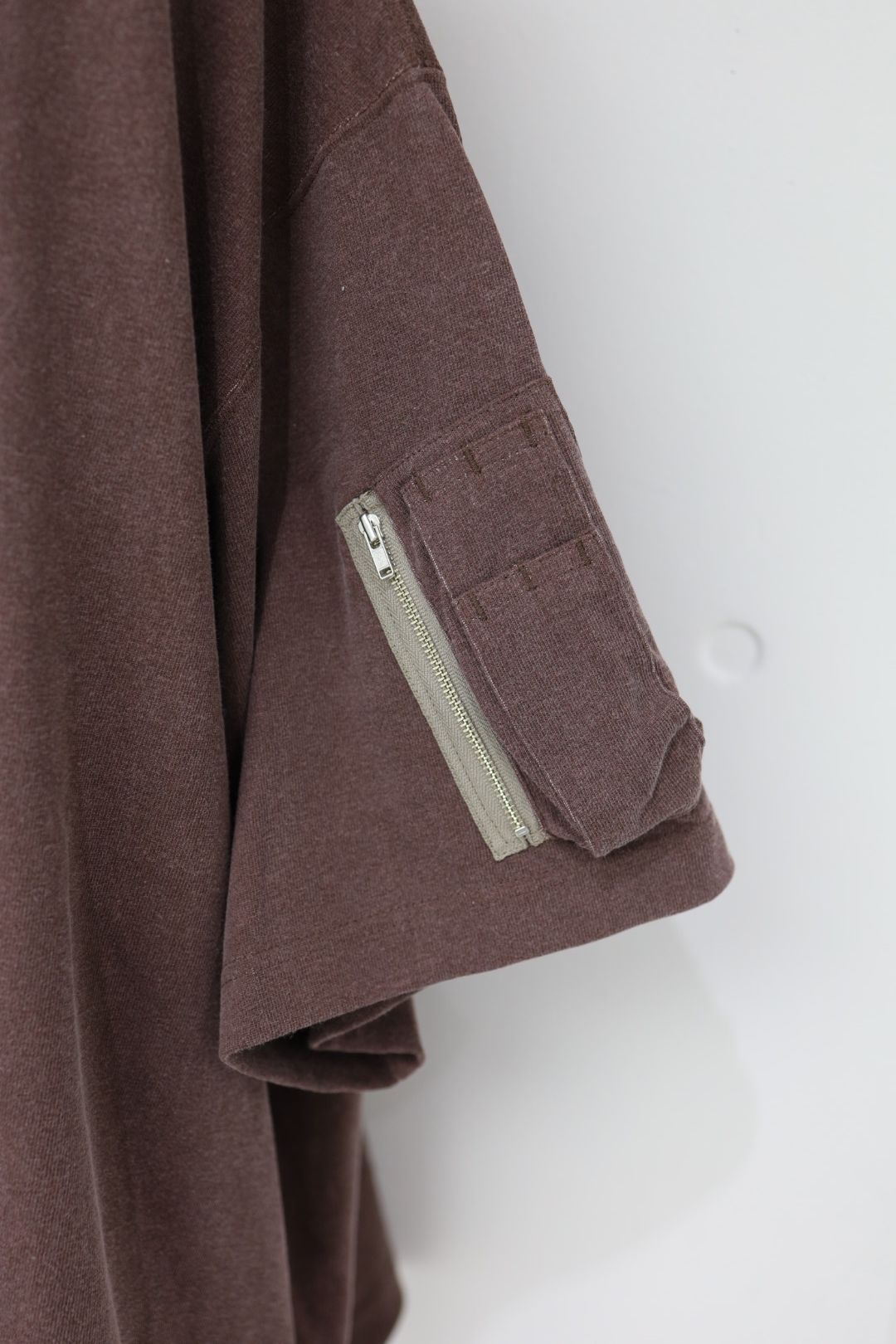 イズネス 26SS Arm Pocket Balloon T-Shirt (26SS_40_1008SST01)BROWN☆新作発売！