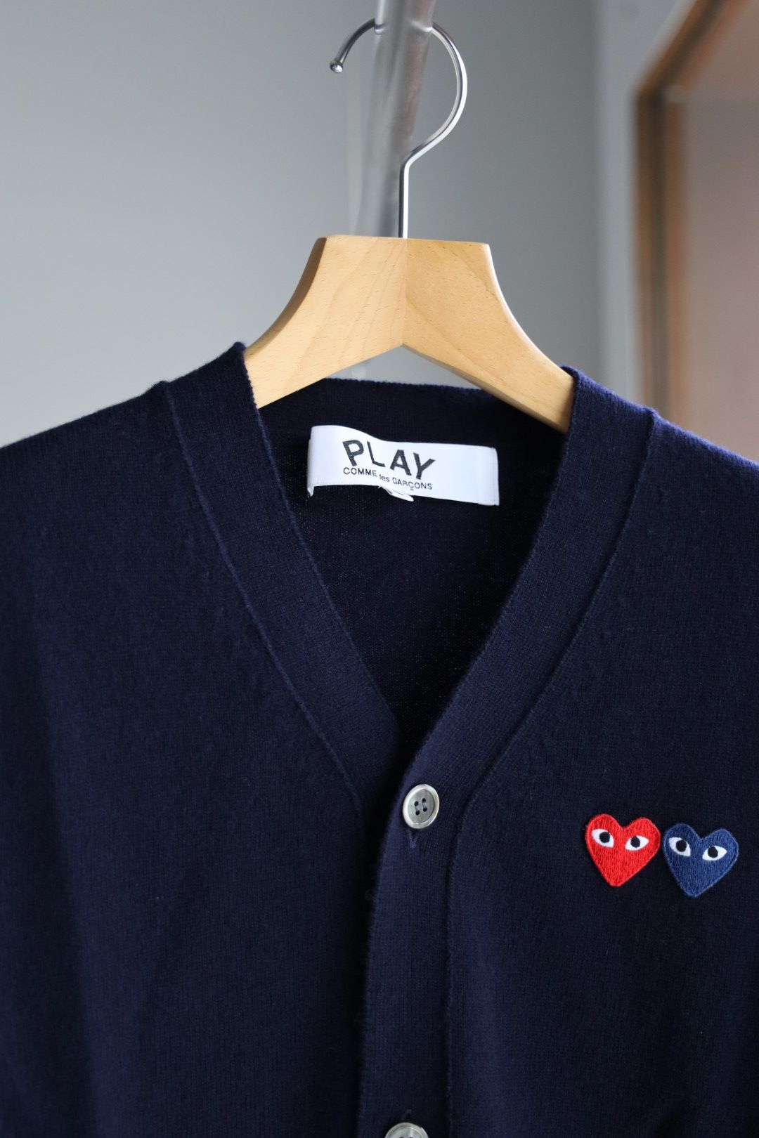 プレイコムデギャルソン V-NECK CARDIGAN DOUBLE BURGENDY EMBLEM (AX-N058-051)NAVY