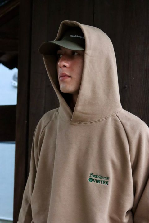 FreshService フレッシュサービス 23AW VIBTEX for FreshService “SWEAT PULL HOODIE”スタイル