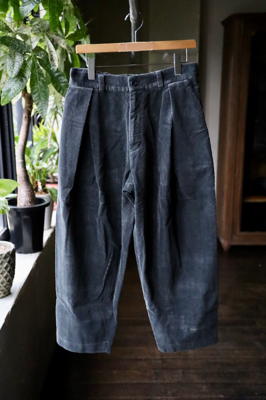 イズネス 25AW CORDUROY TUCK TROUSERS (25AW_31_2020AWPT06-W)CHARCOAL☆新作発売！