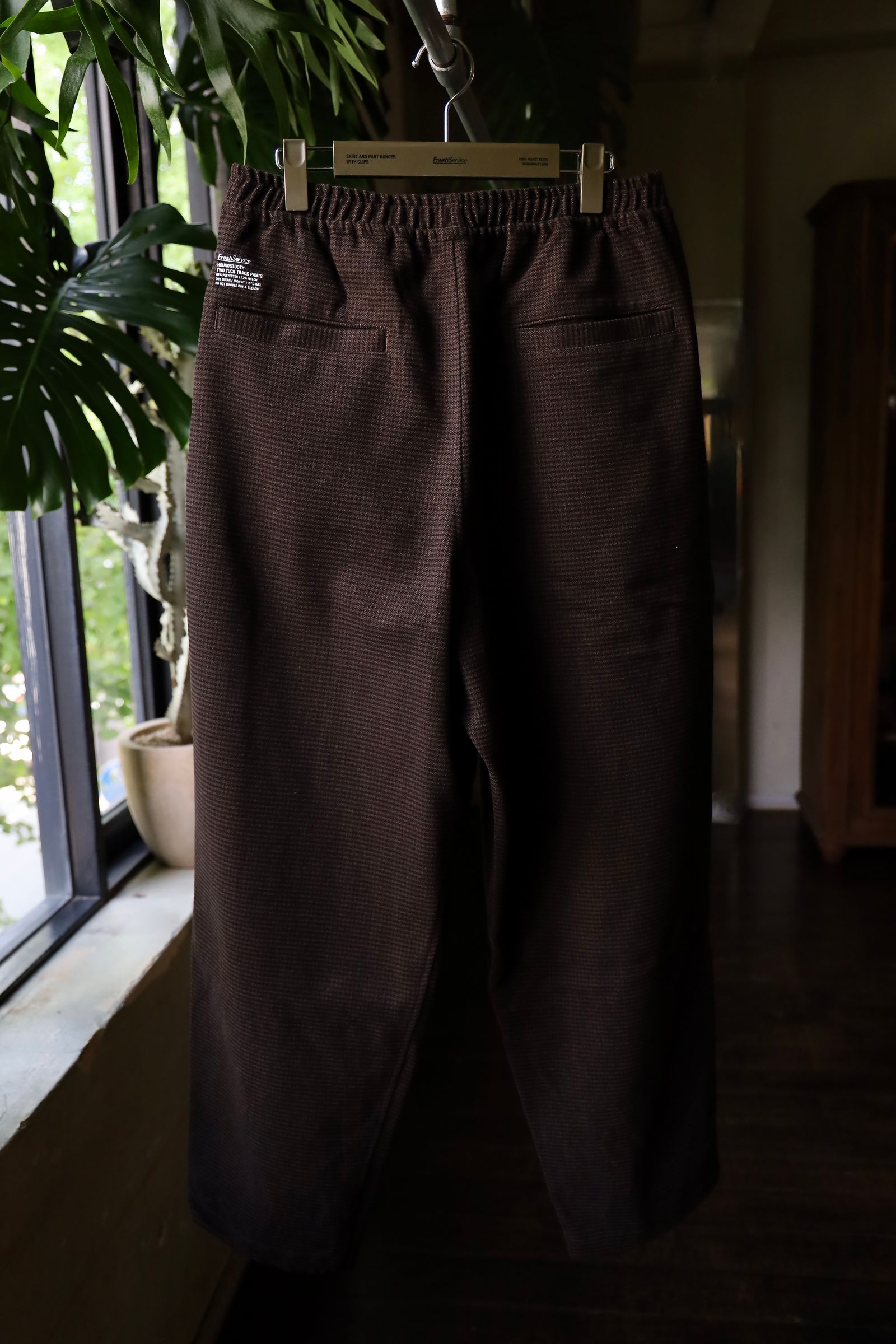 フレッシュサービス HOUNDSTOOTH TWO TUCK TRACK PANTS (FSC243-40188)BROWN