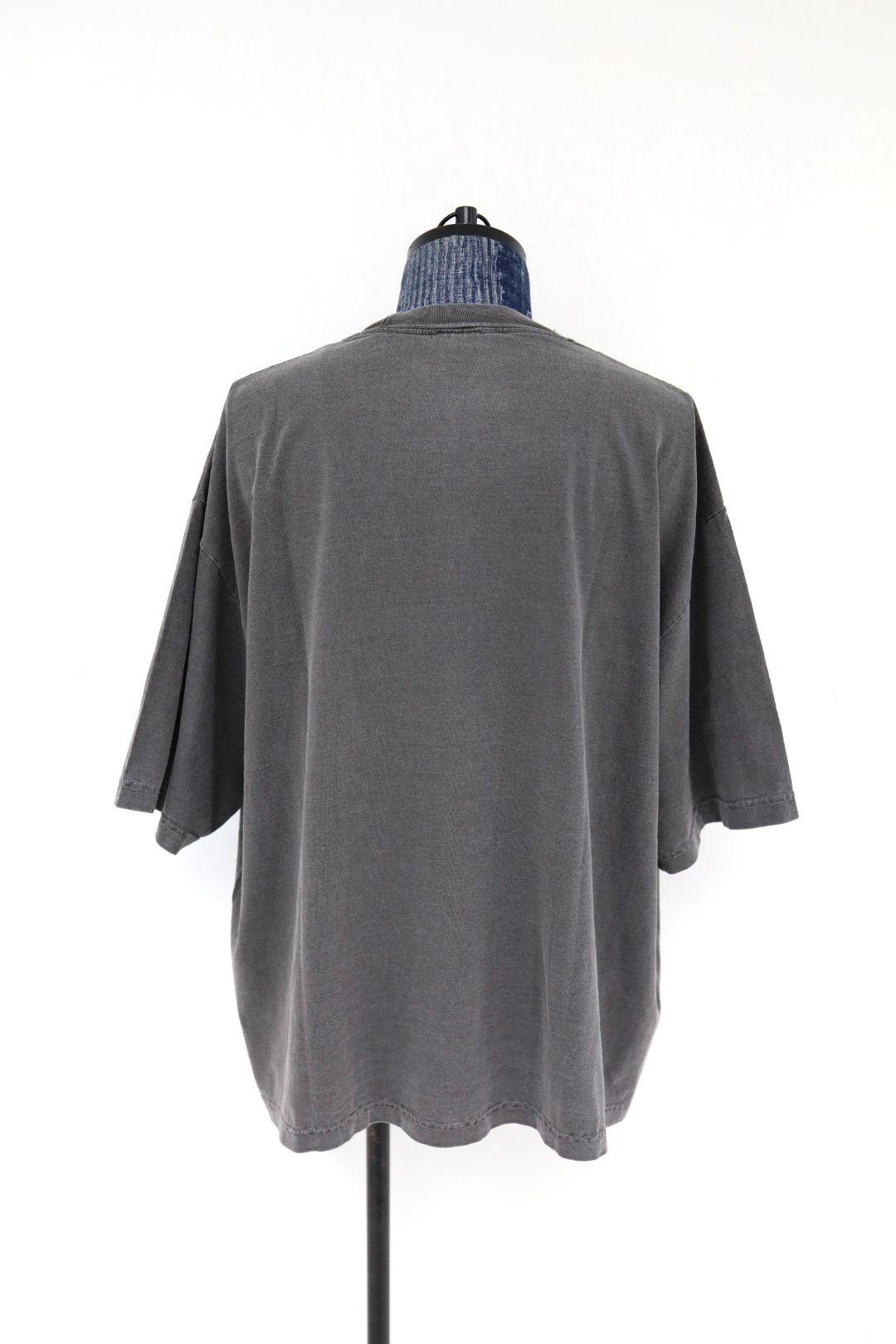 イズネスミュージック 26SS HI-NRG FLOCKY PRINT T-SHIRT(IMP7_28_HI-NRG5ST01)SUMI(CHARCOAL)☆新作発売！