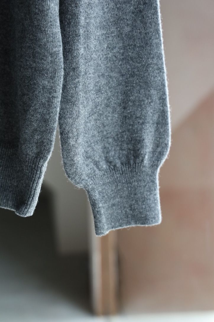 プレイコムデギャルソン V-NECK CARDIGAN DOUBLE BURGENDY EMBLEM (AX-N058-051)GRAY