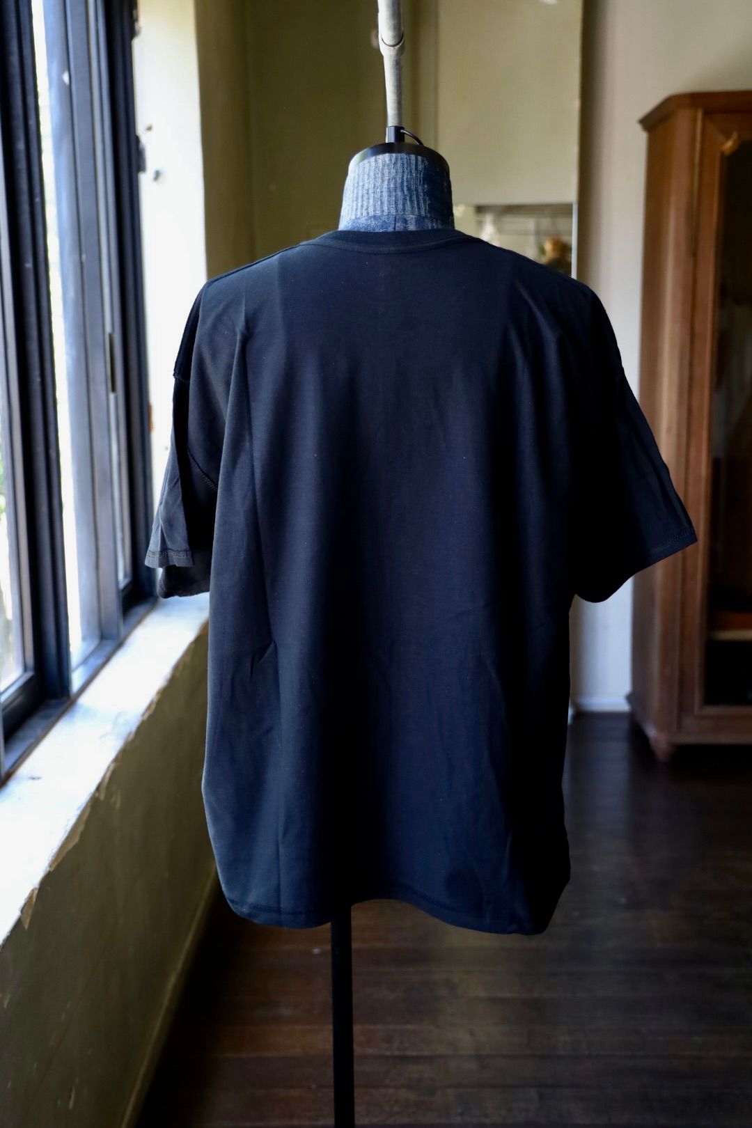 イズネスミュージック HOUSE T-SHIRT (IMP6_01_HOUSESST01) BLACK