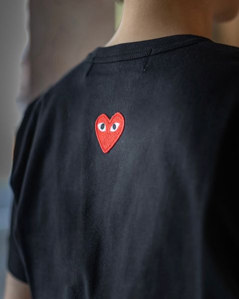 PLAY COMME des GARCONS  バックワンポイントTシャツ style.2024.09.10