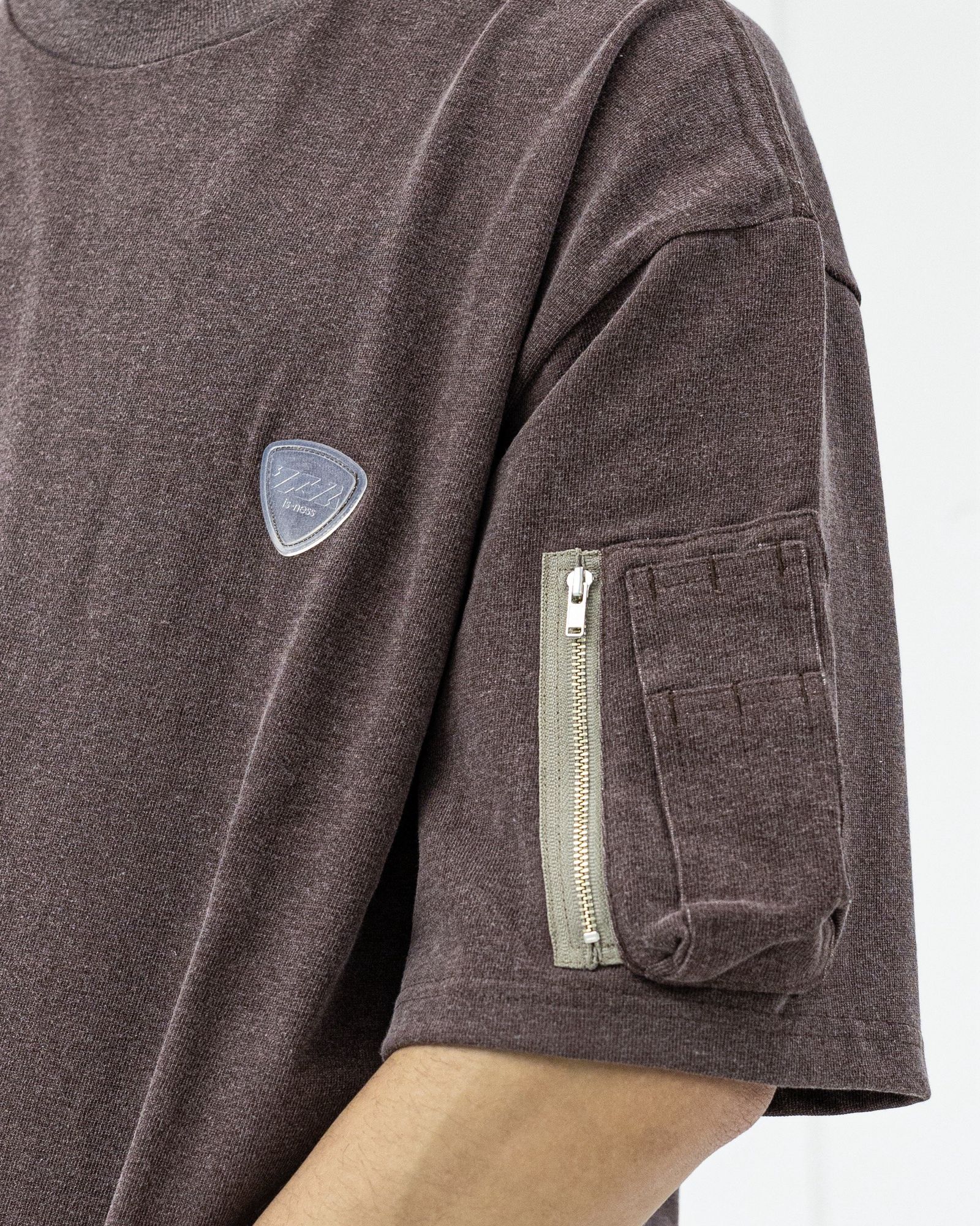 イズネス 26SS Arm Pocket T-Shirt (26SS_38_1008SSCS01)BROWN☆新作発売！