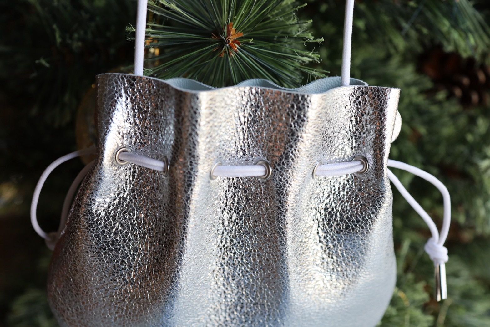 エンダースキーマ バッグpetal sac gloss(yv-b-psg)silver☆12月6日(土)発売！