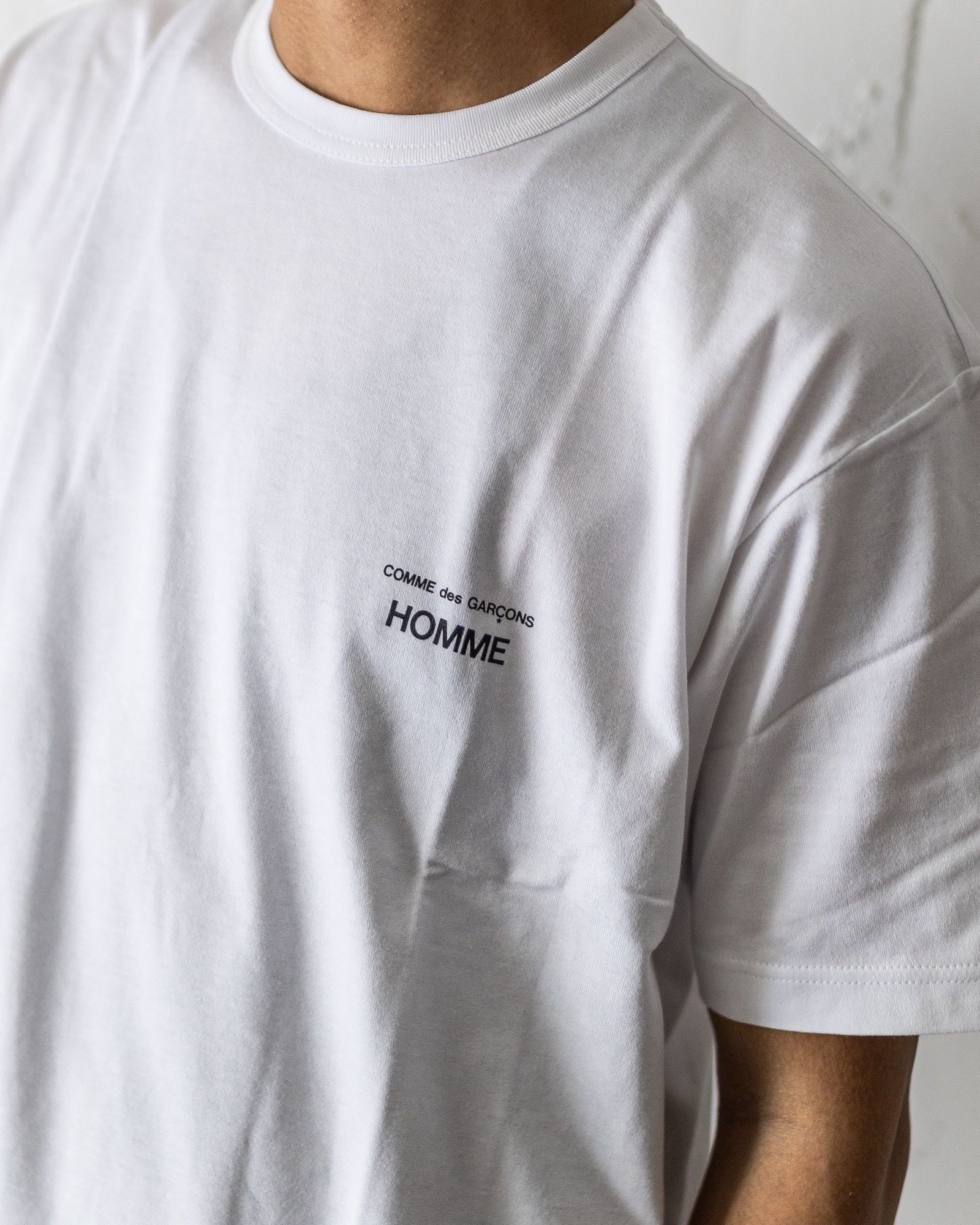 【COMME des GARCONS HOMME】ロゴプリント モックネック Tシャツ COMME des GARCONS HOMME 24SS ロゴプリントモックネックTシャツ
