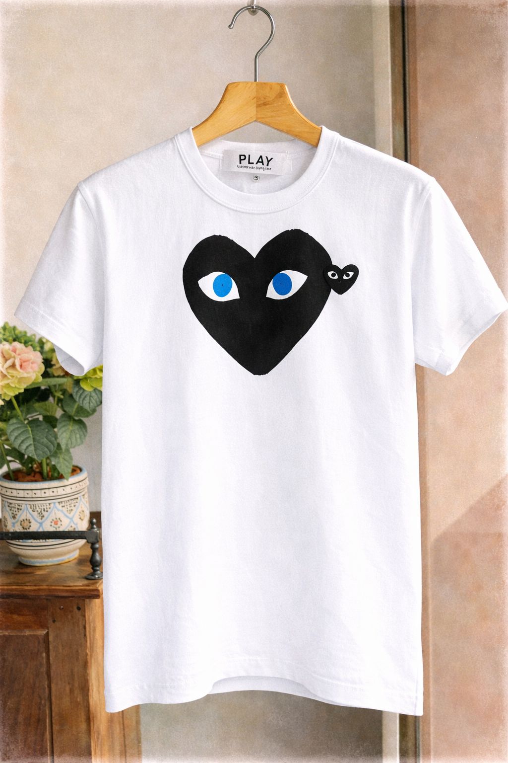 PLAYプレイコムデギャルソン BLUE EYES Tシャツ(BLACK HEART)