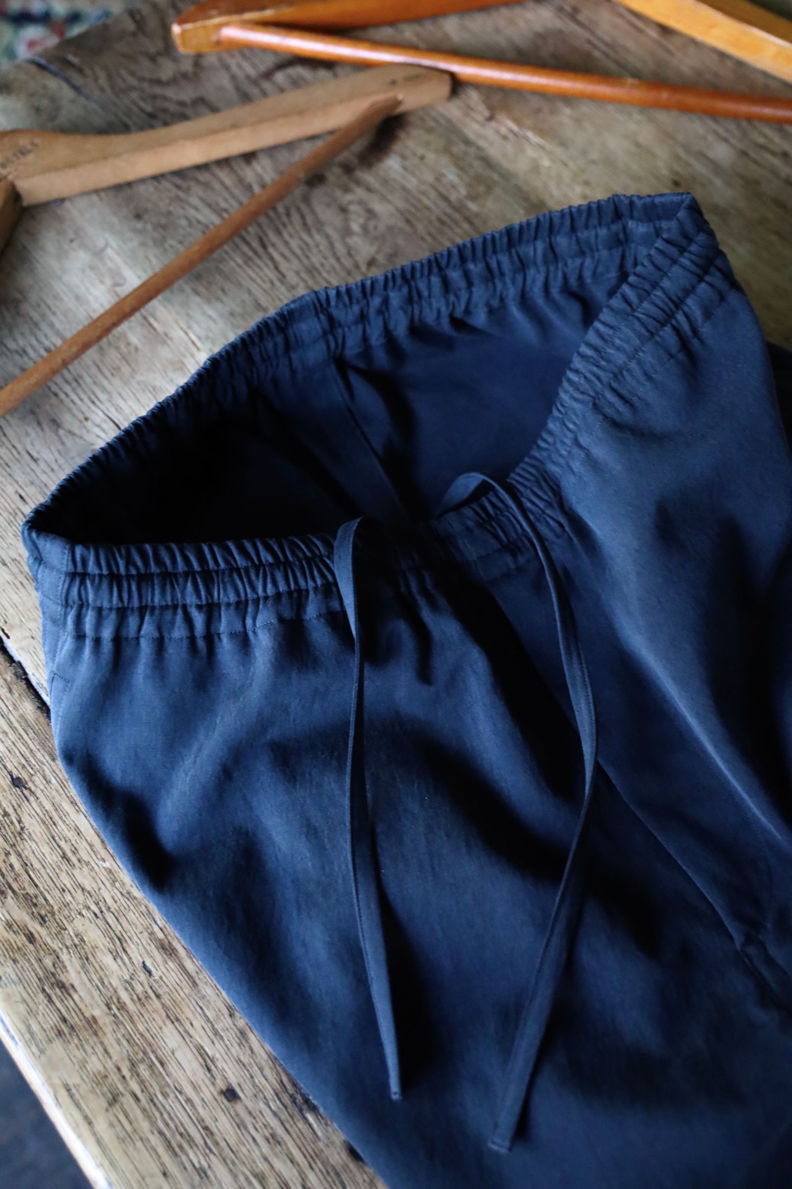 アプレッセ Silk Pants(25SAP-04-23H)NAVY☆1月11日(土)発売！