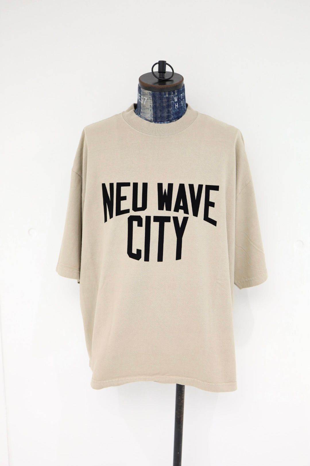 イズネスミュージック 26SS NEU WAVE FLOCKY PRINT T-SHIRT(IMP7_29_NEWWAVEST01)OATMEAL☆新作発売！
