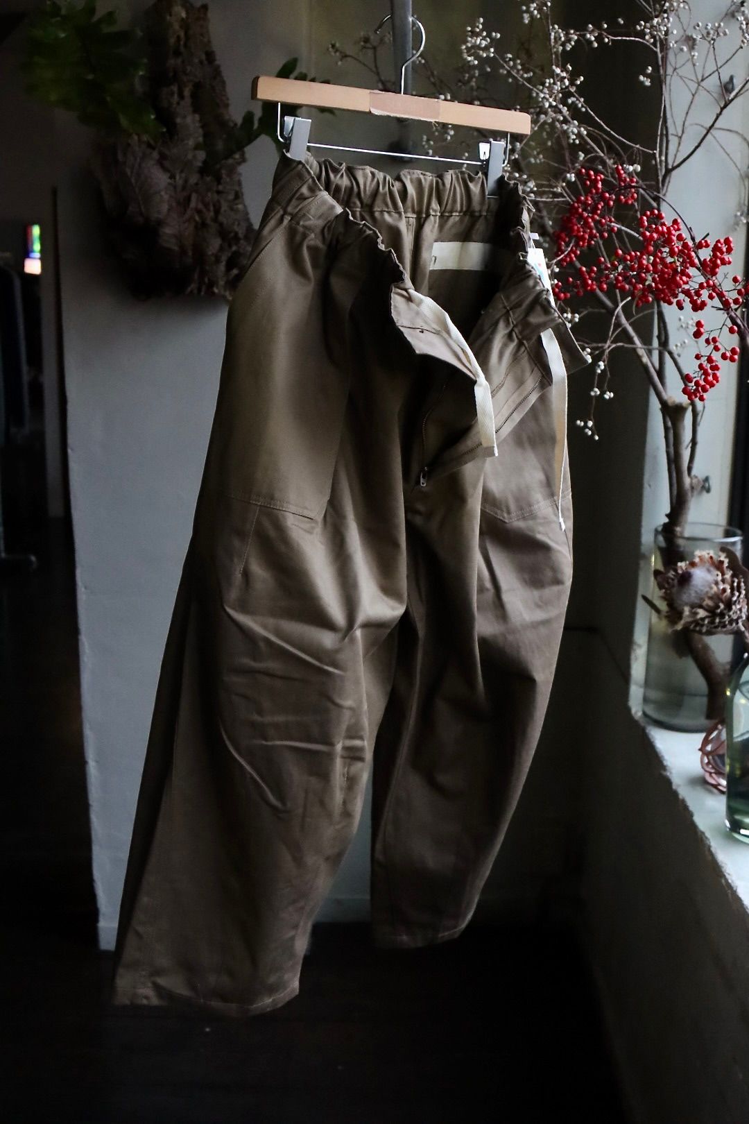 イズネス 24SSバルーンベイカーパンツBALLOON BALER PANTS (1006SSBALOONPT01)BEIGE