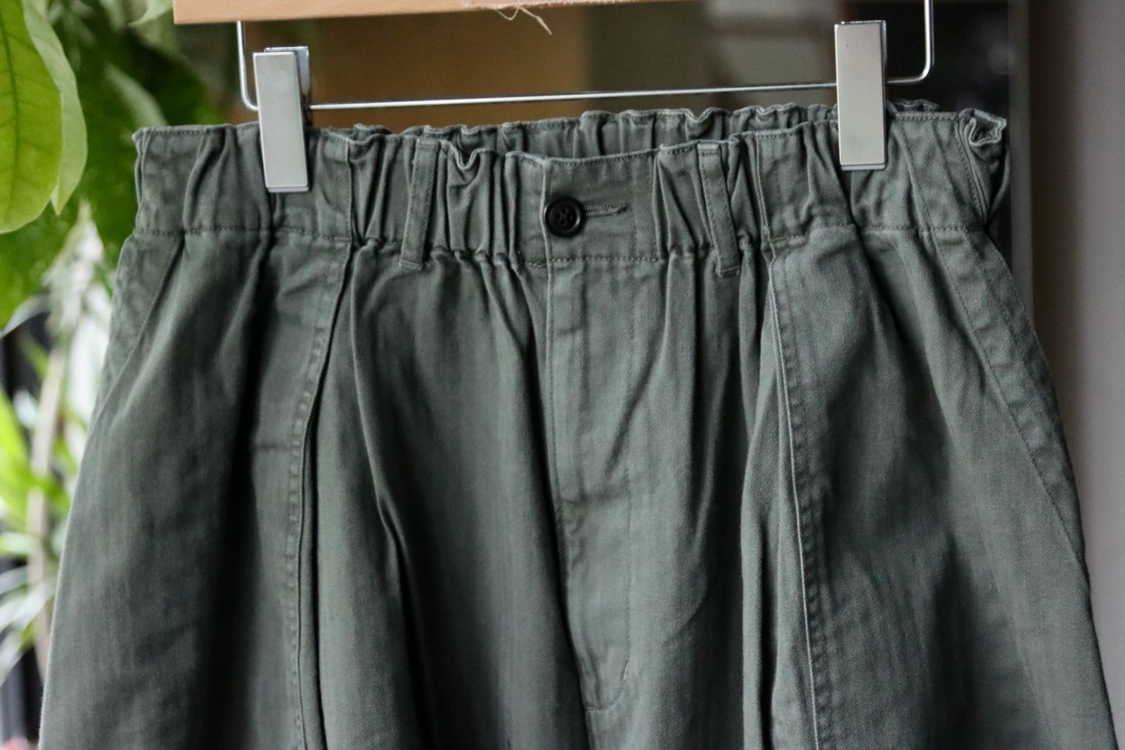 イズネス25AW HERRINGBONE BALLOON BAKER PANTS(1006SSBALOONPT01)KHAKI