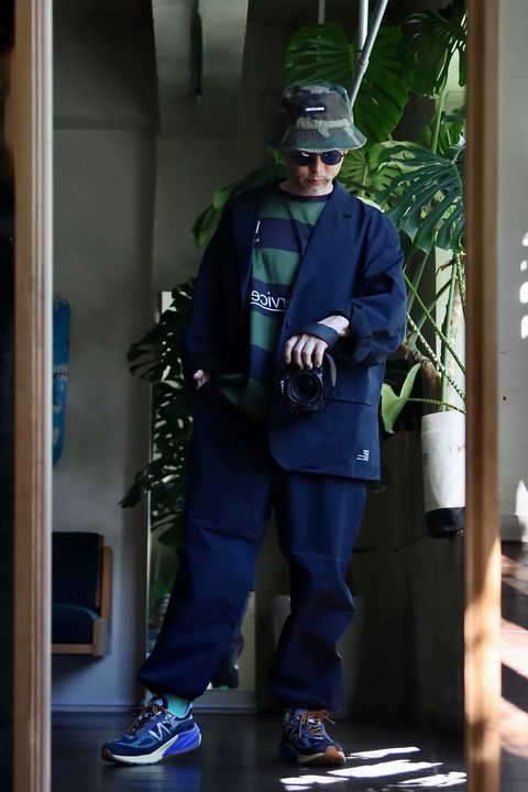 FreshService × HOUYHNHNM “EDITOR’S JACKET” & “EDITOR’S TROUSERS”NAVYスタイル