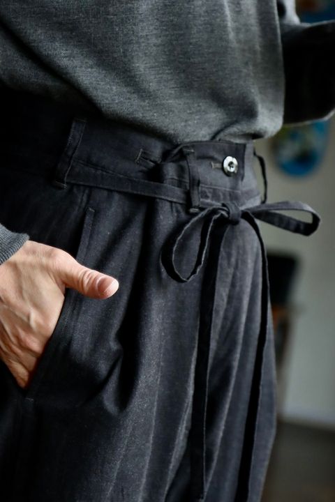 blurhms Selvage Twill Button Tuck Easy Pantsスタイル