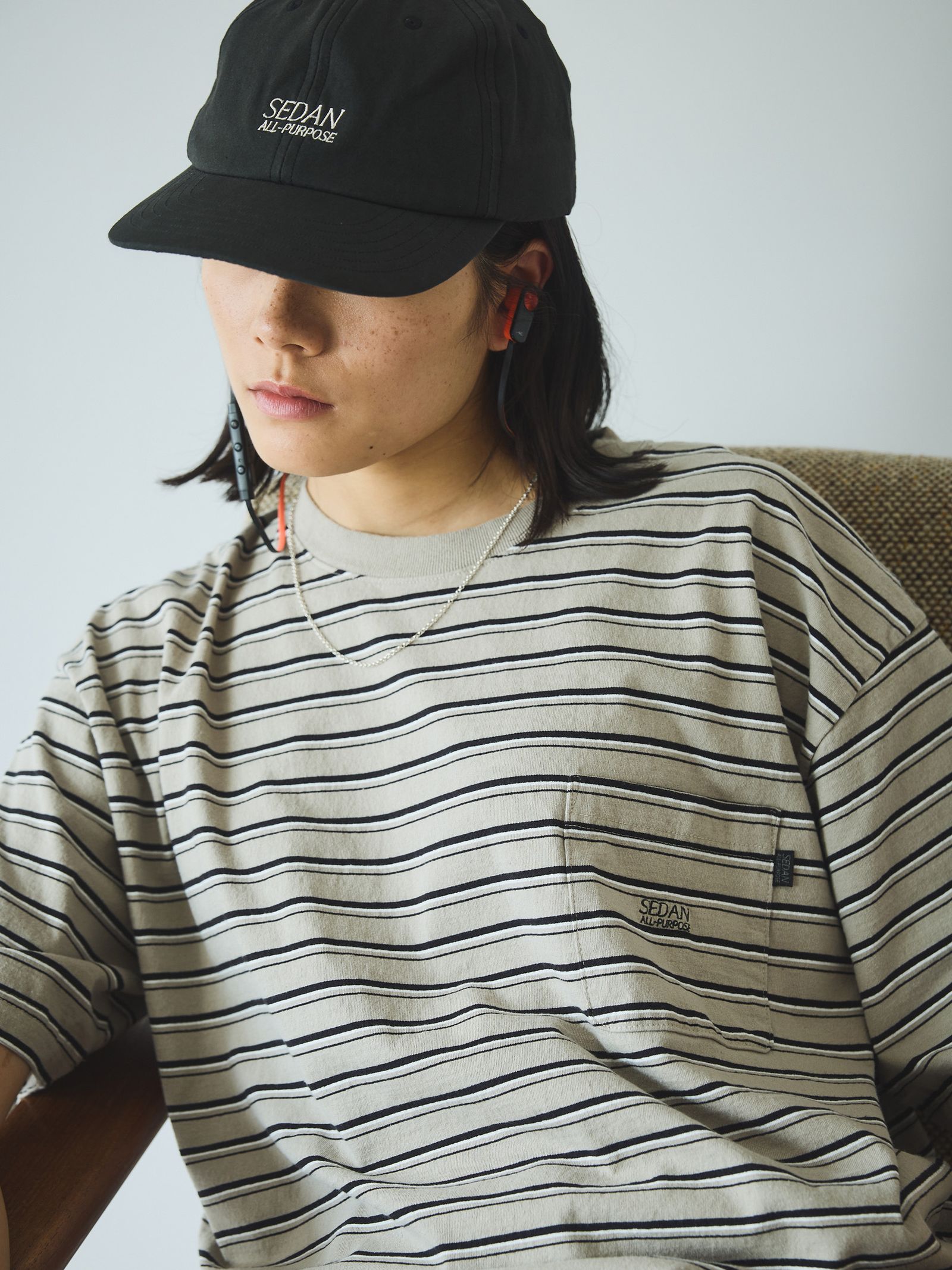 セダンオールパーパス SS24  Striped S/S Pocket Tee(SD24S-CT05)Khaki Black☆4月20日(土)発売！