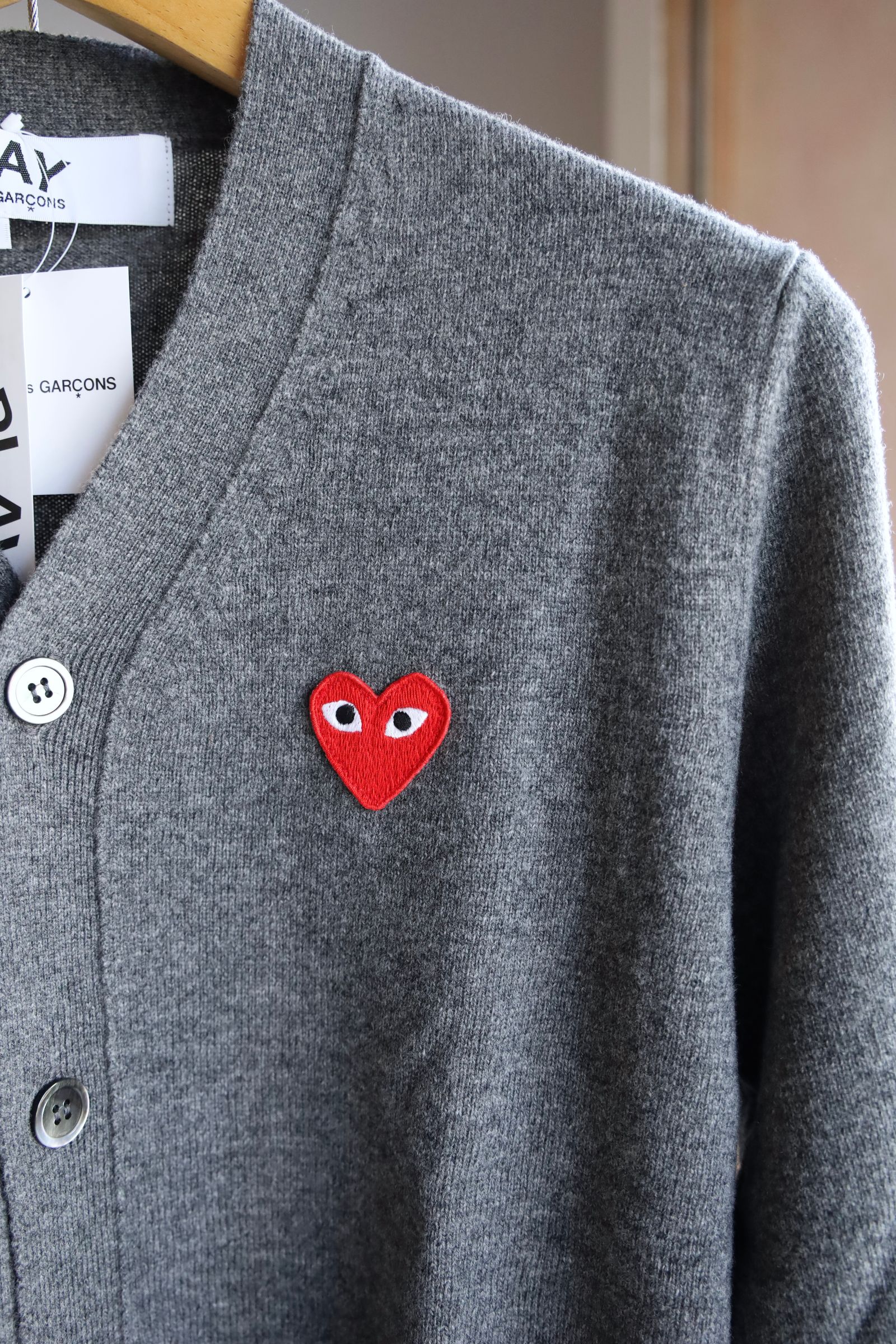 プレイコムデギャルソン V-NECK CARDIGAN (GRAY/RED HEART)