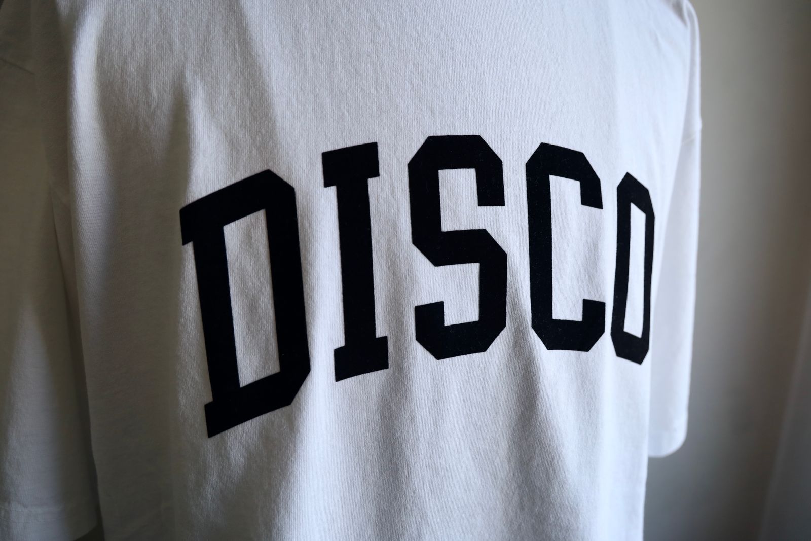 イズネスミュージック 25SS DISCO FLOCKY PRINT T-SHIRT(IMP5_12_FLDISCOT01)WHITE