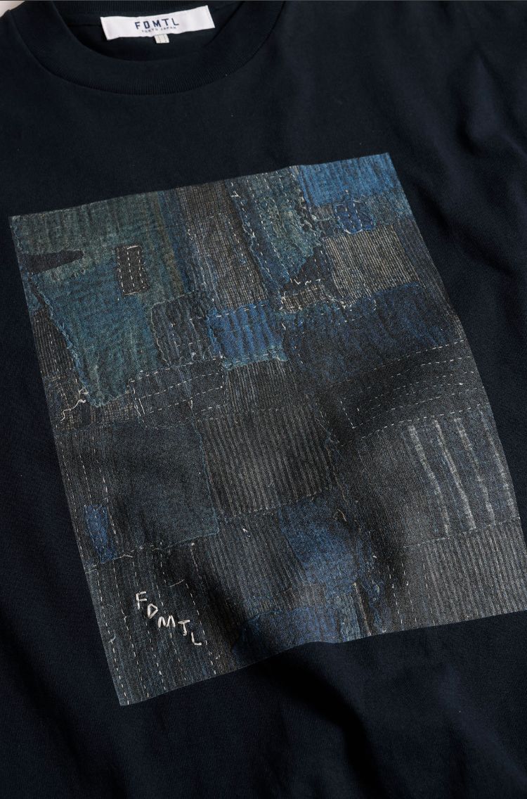 ファンダメンタル TシャツPRINTED BORO TEE (FA25/TE16)NAVY