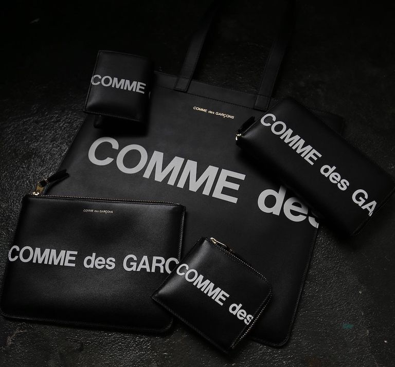 Wallet COMME des GARSONS 人気のHuge Logoシリーズ！