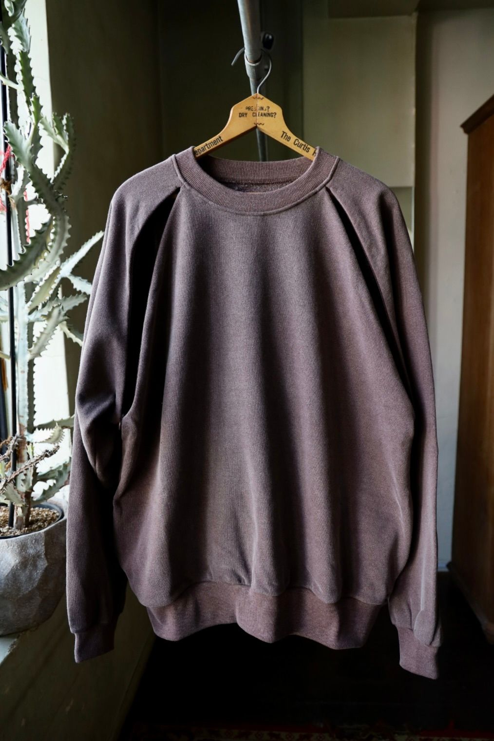 イズネス 26SS Ventilated Sweatshirt (26SS_13_1008SSSW01)BROWN☆新作発売！