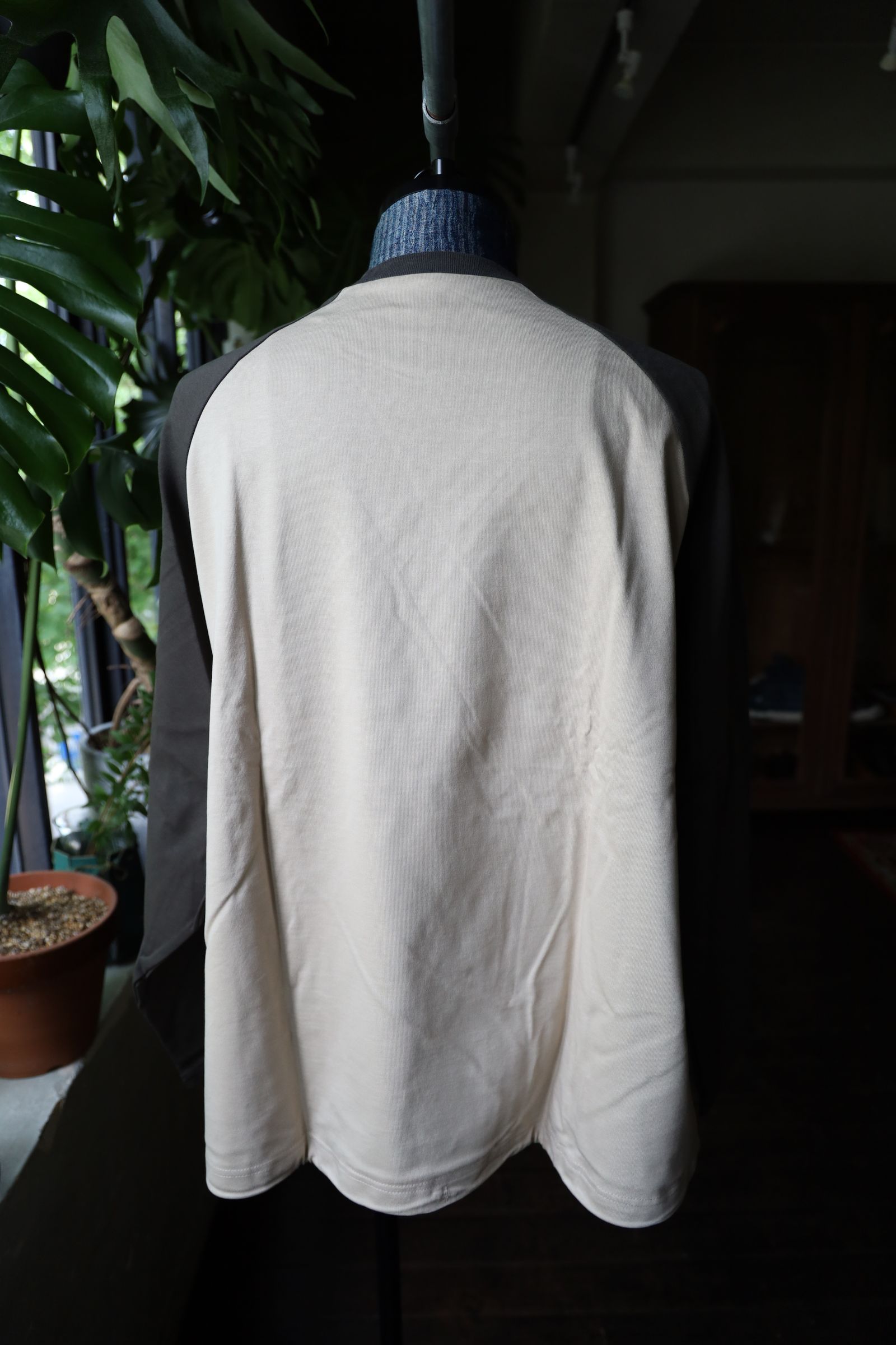 イズネス24AW BALLOON RAGLAN LONG SLEEVE T SHIRT(1006AWCST01)BEIGE×CHARCOAL