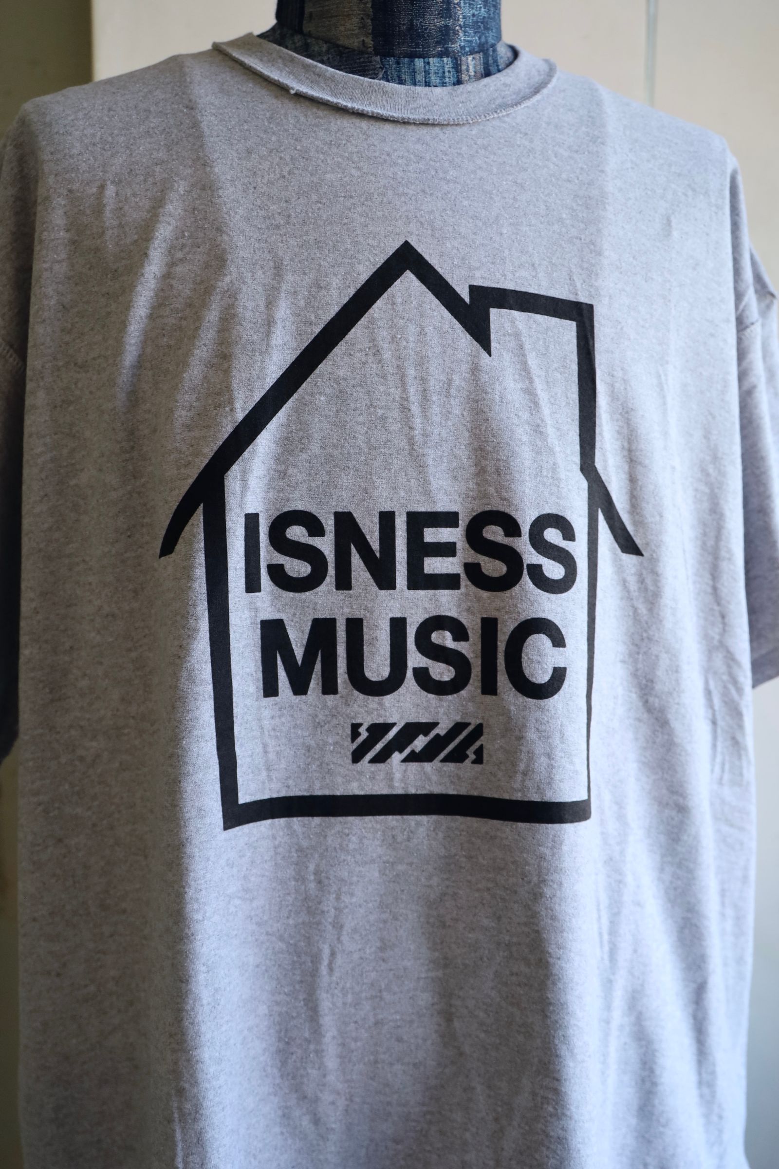 イズネスミュージック 25SS LOGO T-SHIRT(IMP5_22_ISNESSMUSIC5ST01)GRAY