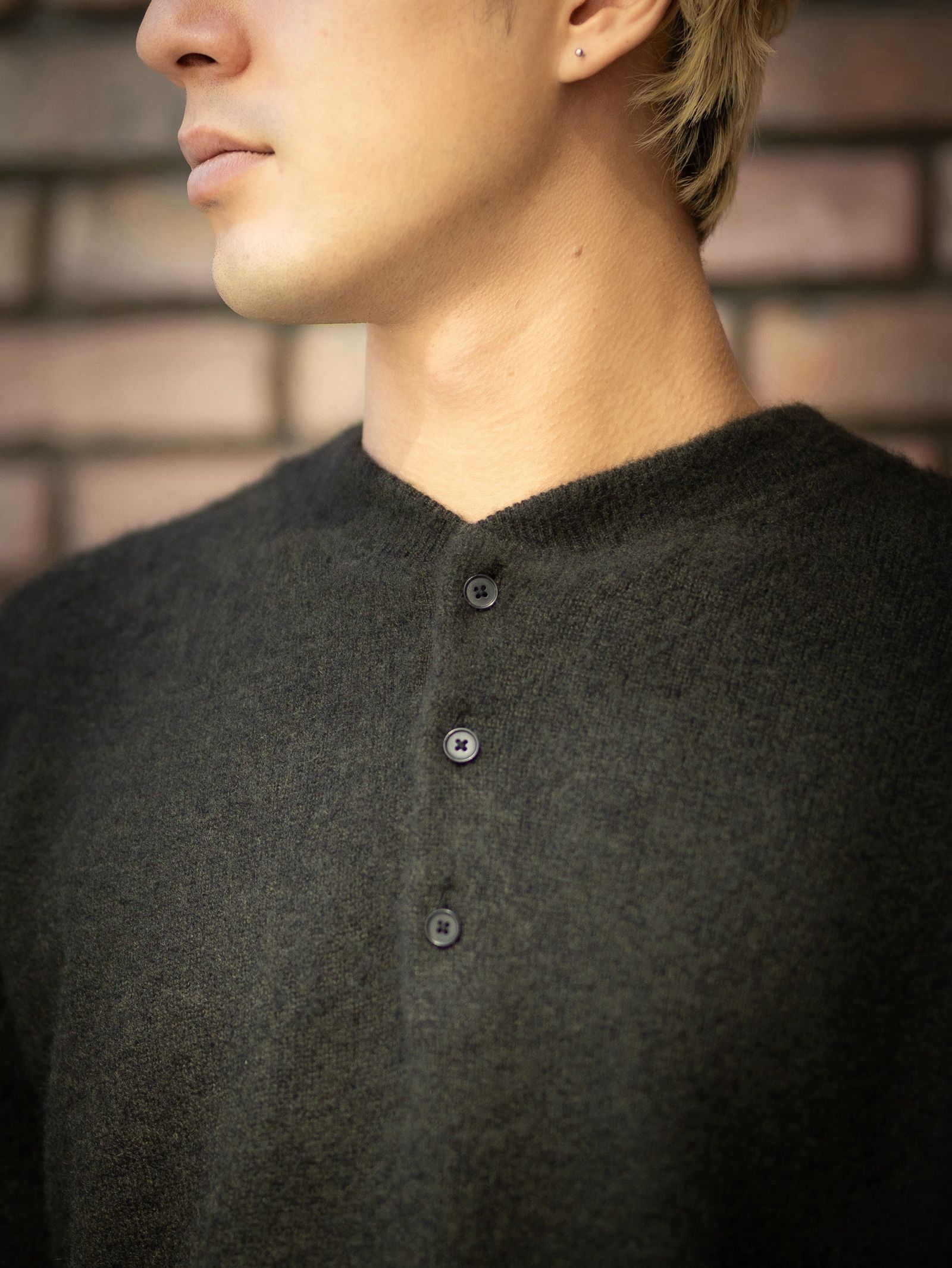 A.PRESSE Brushed Cashmere Middle Gauge Henley Neck Sweater (OLIVE)MARKスタイル！