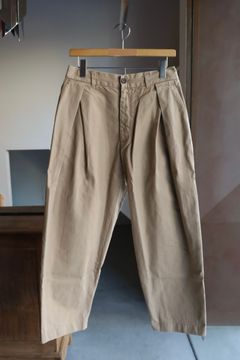 イズネス 25AW TWILL TUCK TROUSERS(25AW_20_2020AWPT06-O)BEIGE☆新作発売！