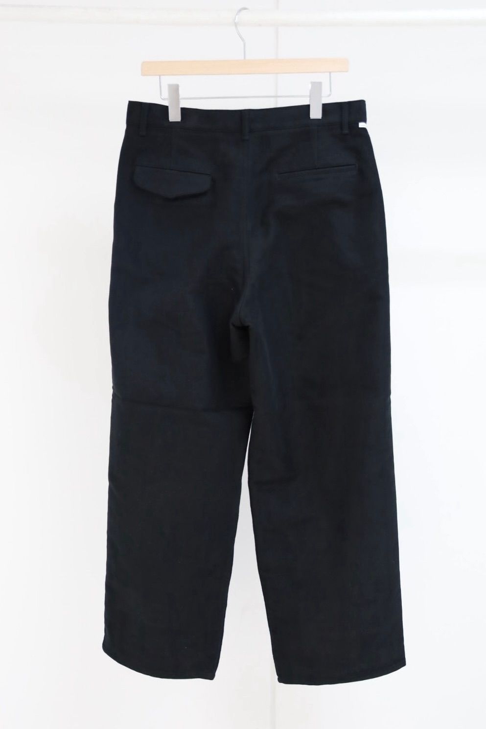 グラフペーパー Cotton Double Serge Two Tuck Tapered Pants(GM263-40451)BLACK