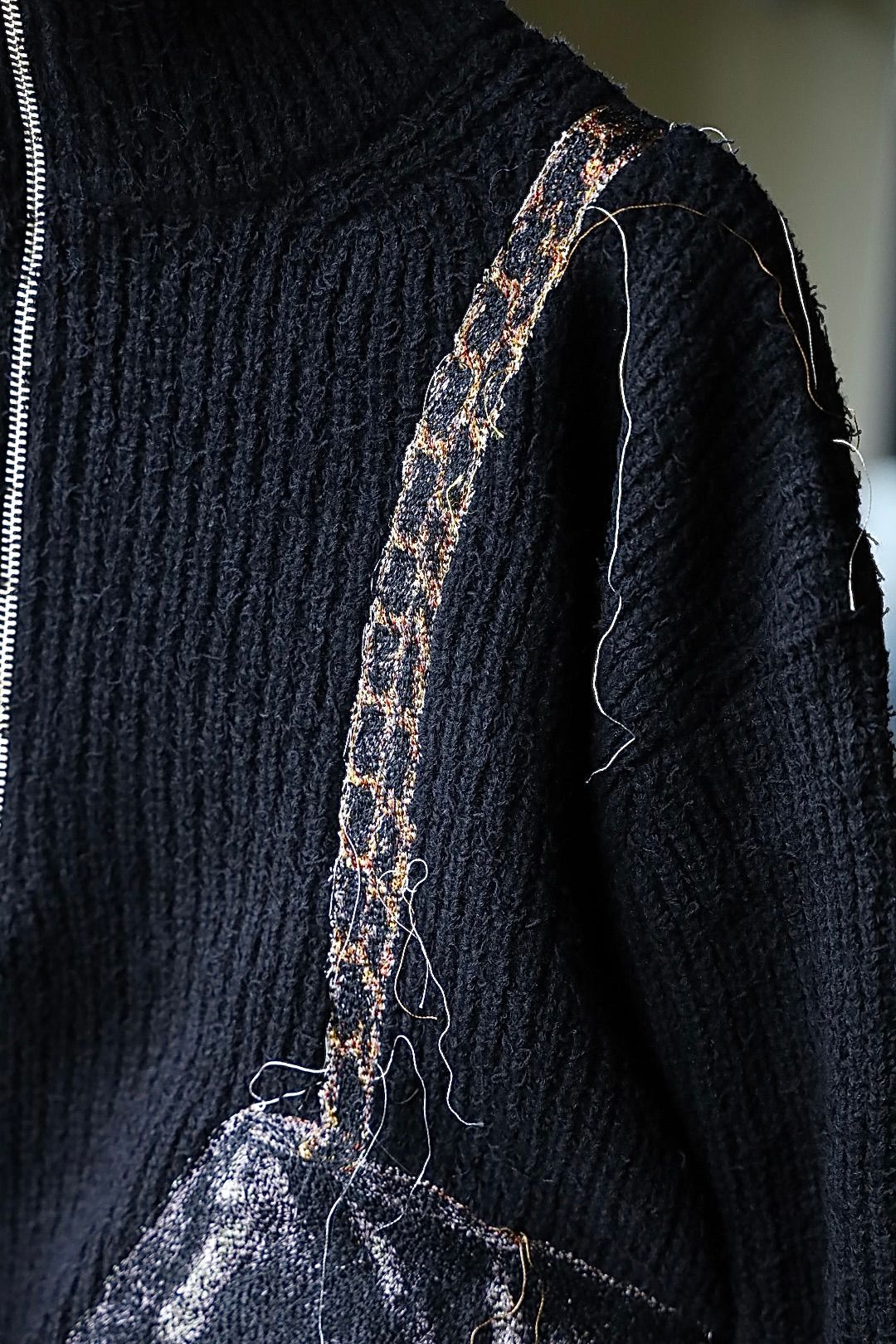 doublet ダブレット26AW TROMPE L’OEIL EMBROIDERY HALF ZIP KNIT (26AW56KN229)BLACK☆8月15日(土)発売！