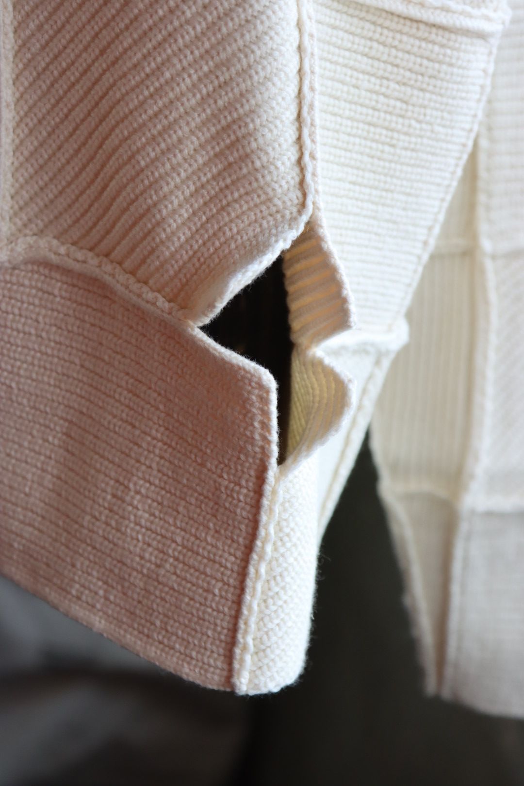 ヨーク24SS PATCHWORK RIB BUTTONED CARDIGAN(YK24SS0683S)ECRU