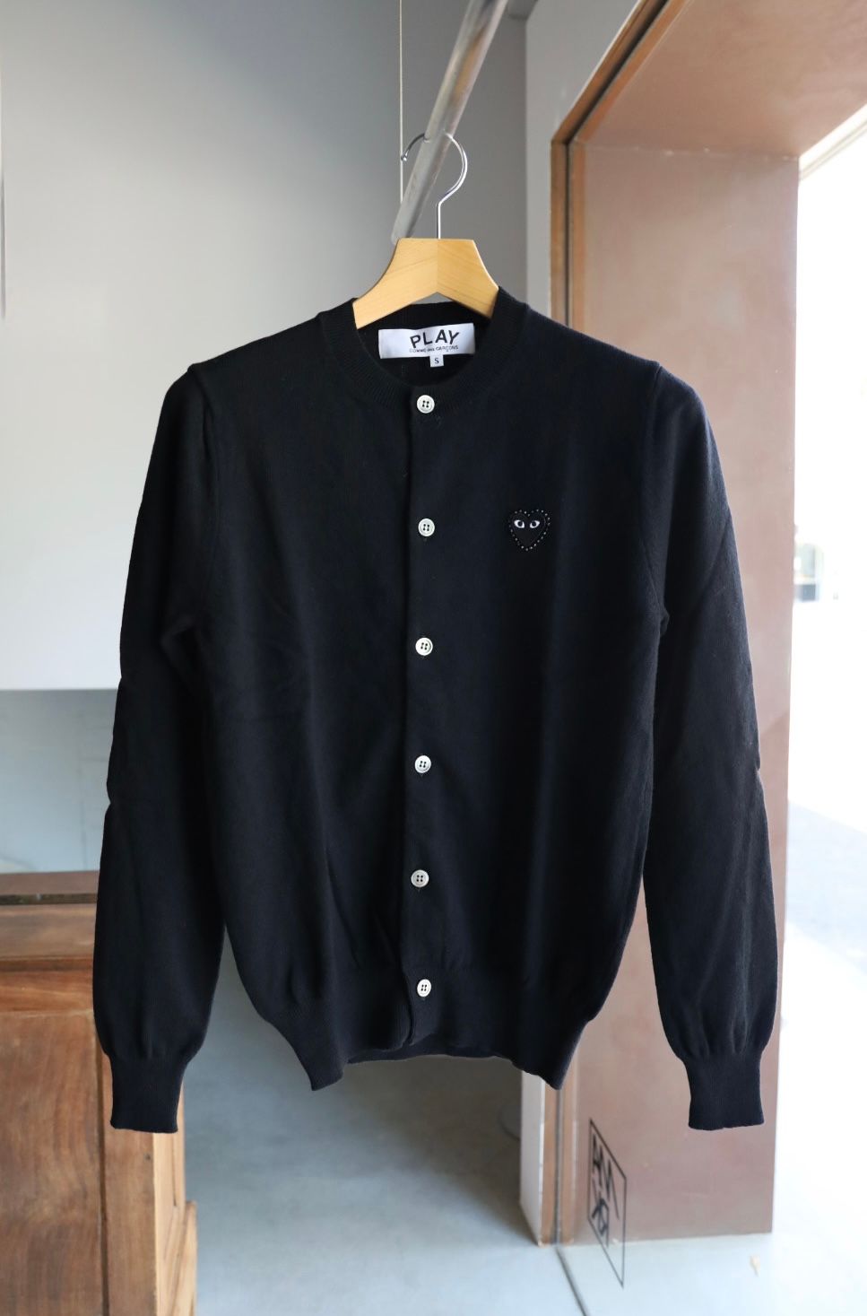 プレイコムデギャルソン ROUND NECK RHINESTONE CARDIGAN (BLACK/BLACK HEART)