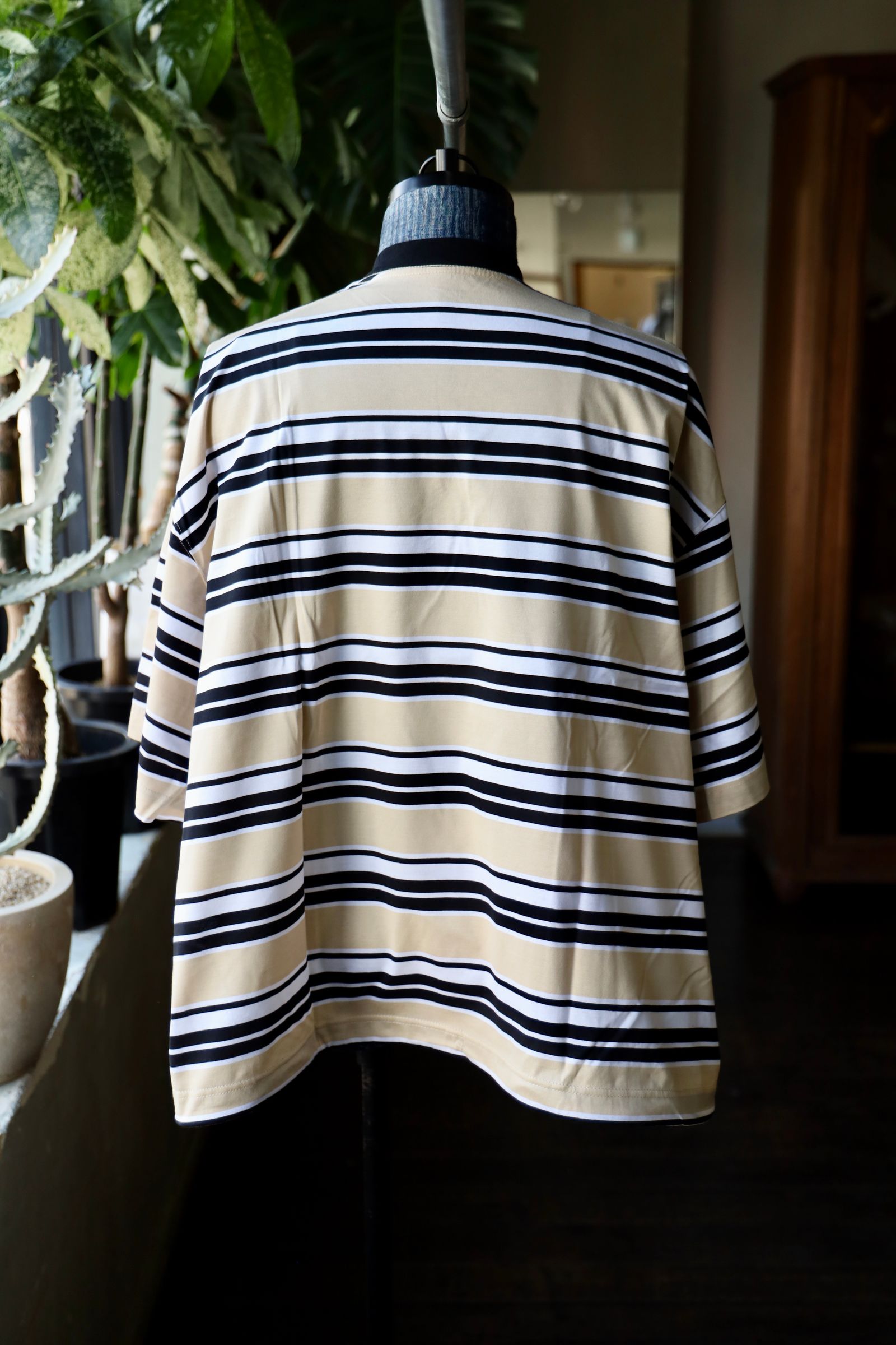 イズネス25SS BALLOON BORDER T-SHIRT(25SS_04_31SSSH05-2)BEIGE×WHITE×BLACK