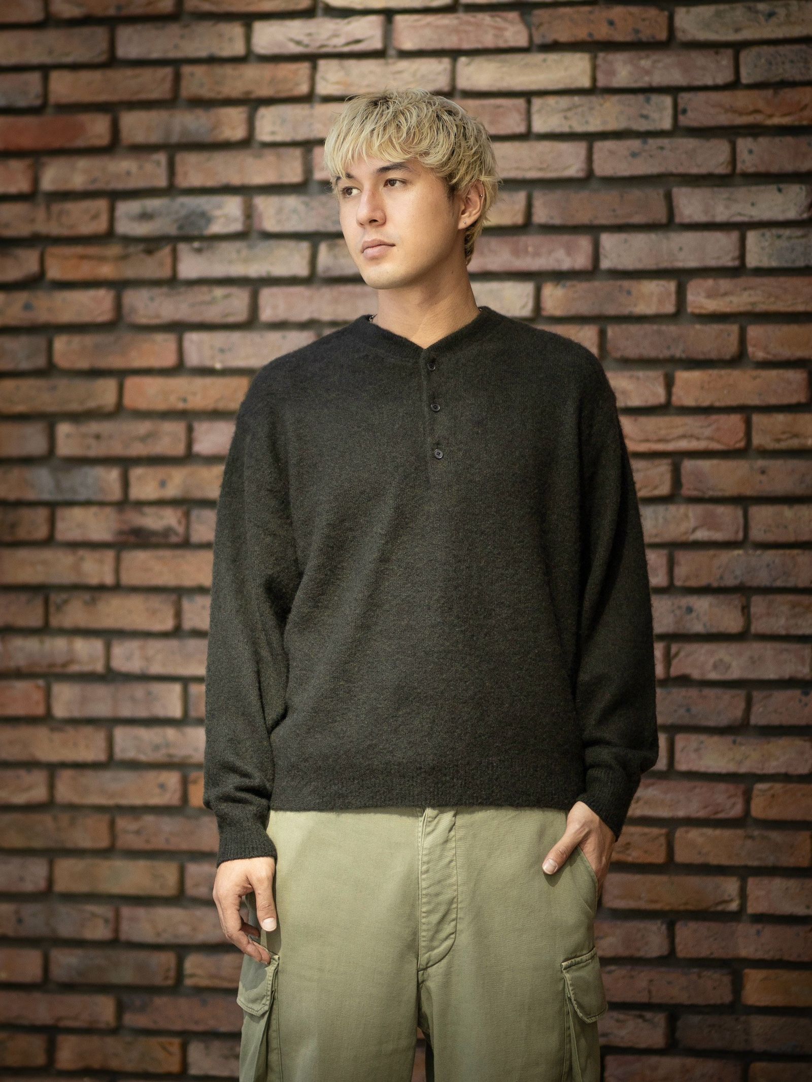 A.PRESSE Brushed Cashmere Middle Gauge Henley Neck Sweater (OLIVE)MARKスタイル！