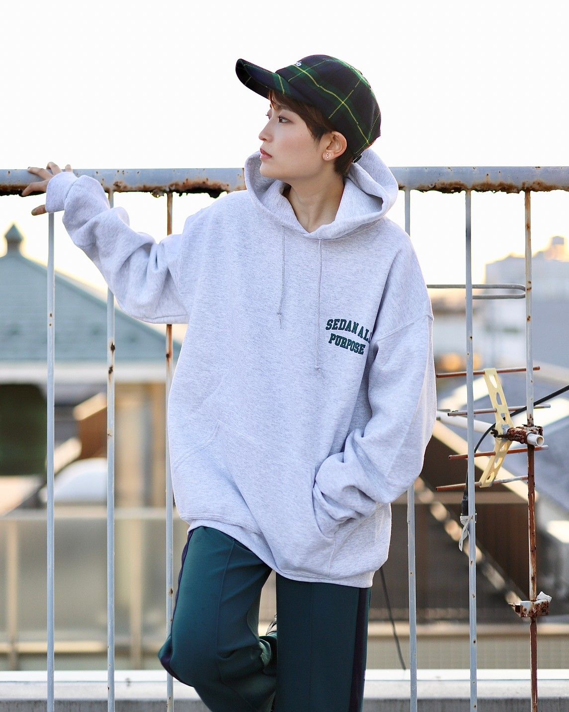 セダンオールパーパスFW23 COLLEGE LOGO HOODIE(SD23F-CT04)ASH