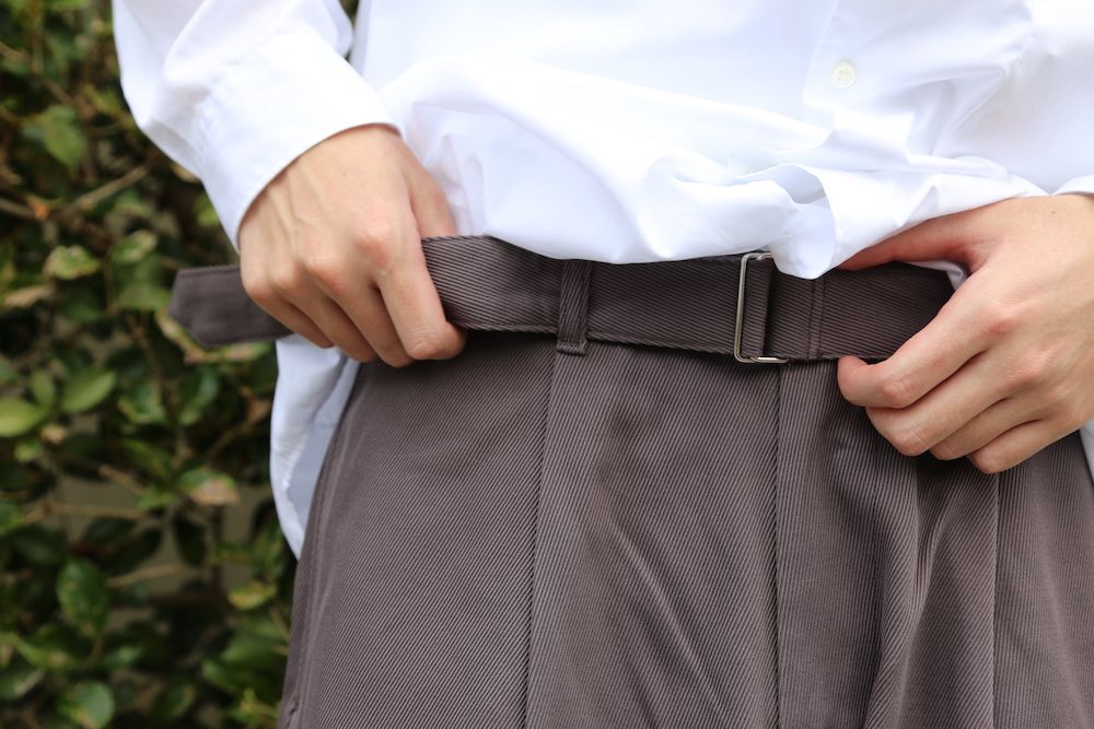 Graphpaper Hard Twill Belted Pants (GM203-40002B)GRAYスタイル.2020.7.25.