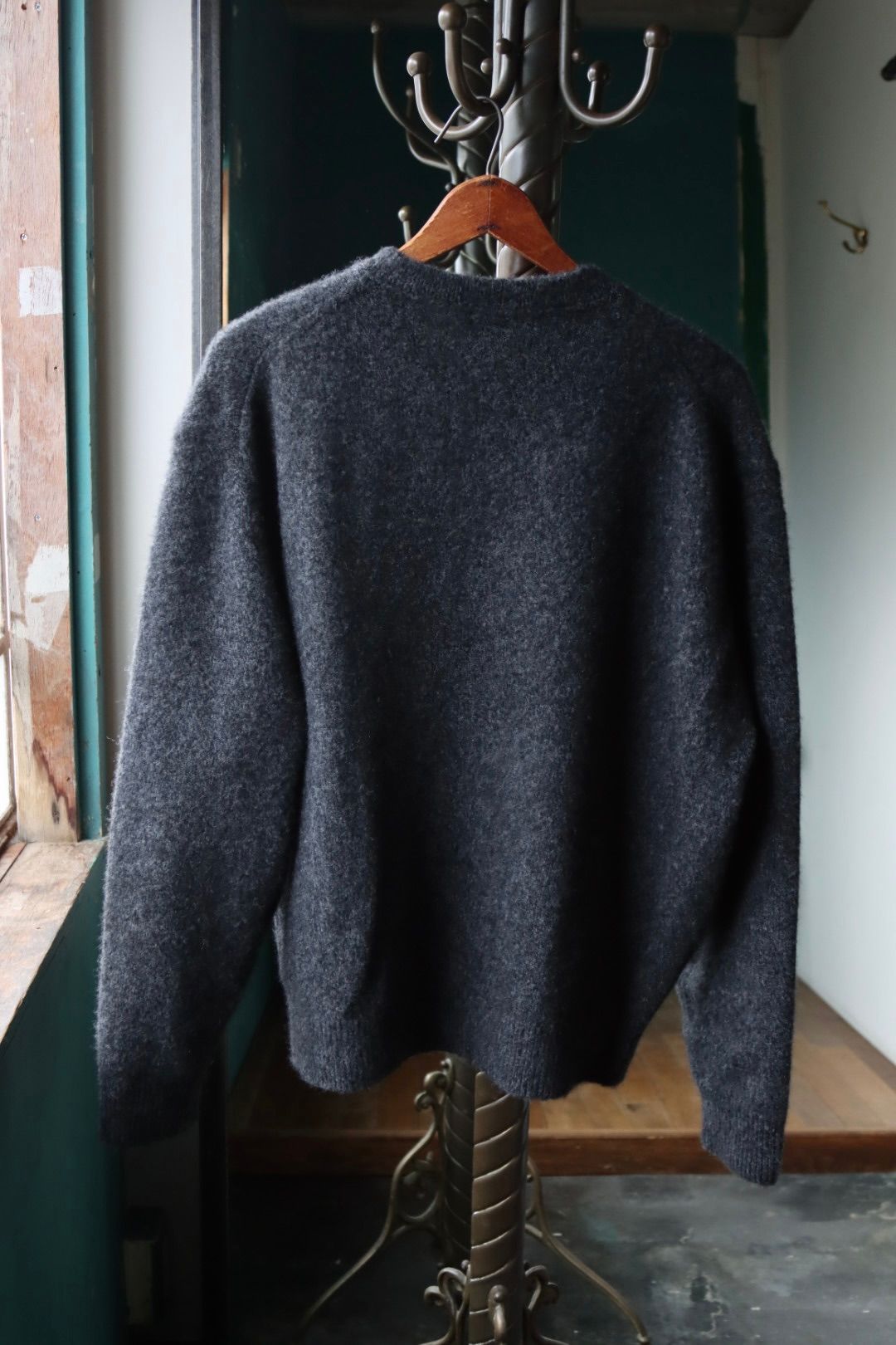 アプレッセ 2025 STYLE2 Cashmere Middle Gauge Henley Neck Sweater(25AAP-03-14)CHARCOAL