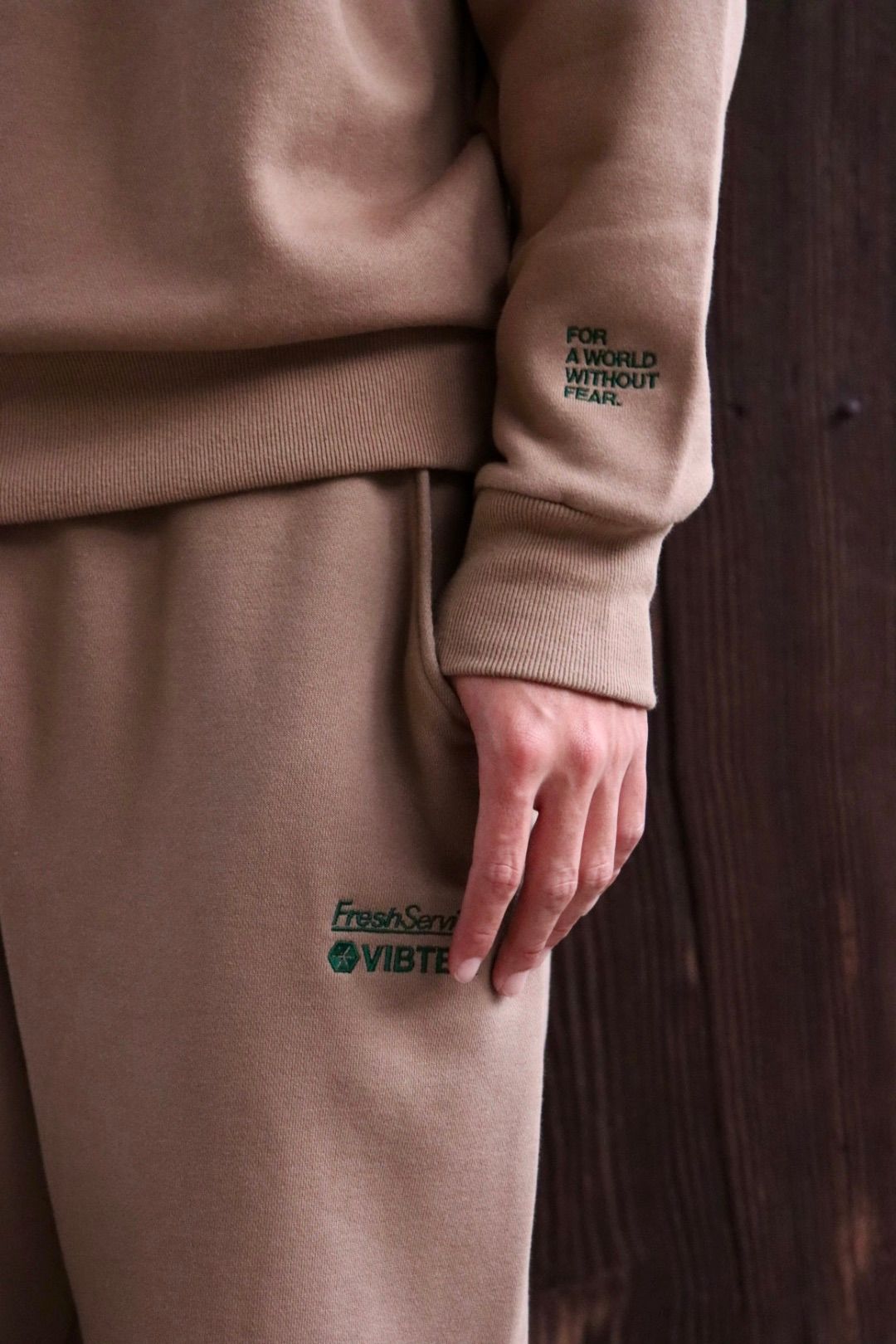 FreshService フレッシュサービス 23AW VIBTEX for FreshService “SWEAT CREW NECK PULLOVER”スタイル