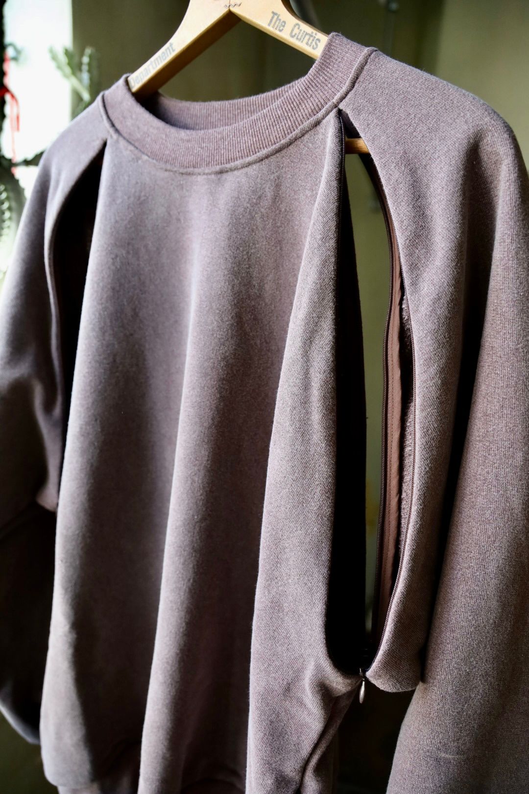 イズネス 26SS Ventilated Sweatshirt (26SS_13_1008SSSW01)BROWN☆新作発売！