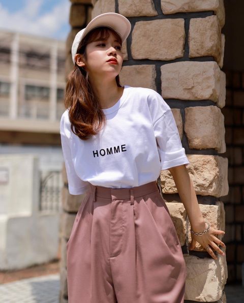 COMME des GARCONS HOMMEロゴプリントTシャツ"WHITE"スタイル