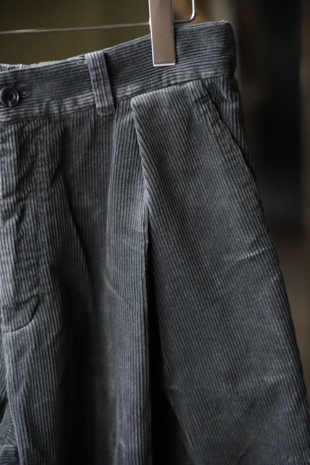 イズネス 25AW CORDUROY TUCK TROUSERS (25AW_31_2020AWPT06-W)CHARCOAL☆新作発売！