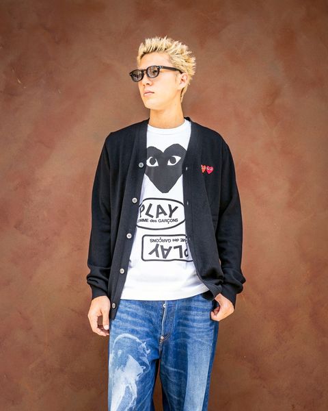 PLAY COMME des GARCONS V-NECK CARDIGAN DOUBLE BURGENDY EMBLEM MARKスタイル