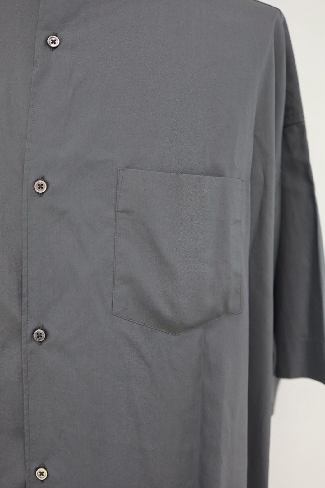 グラフペーパー26SS シャツ Broad S/S Oversized Band Collar Shirt(GM261-50004B)C.GRAY☆4月11日(土)発売！