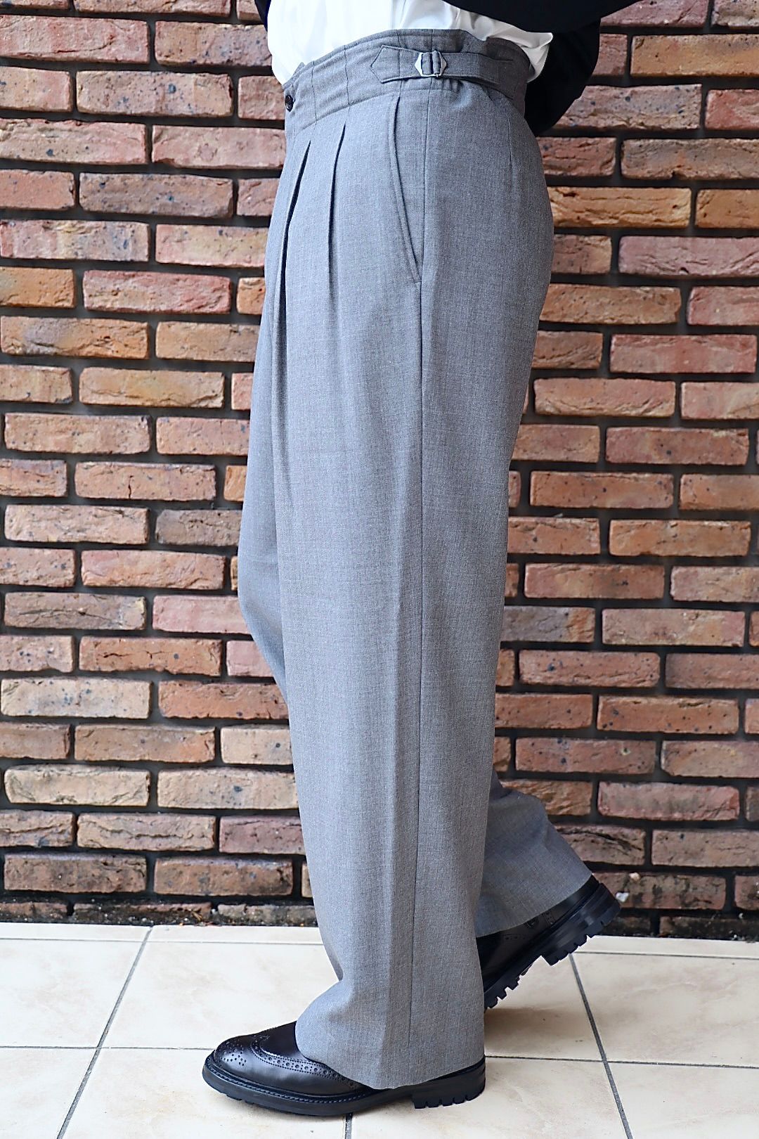 marka マーカ 26SS TWO TUCK MILITARY TROUSERS -RECYCLED POLYESTER NON-MULESED WOOL GABARDINE-(M26A06PT01C)GRAY☆新作発売！