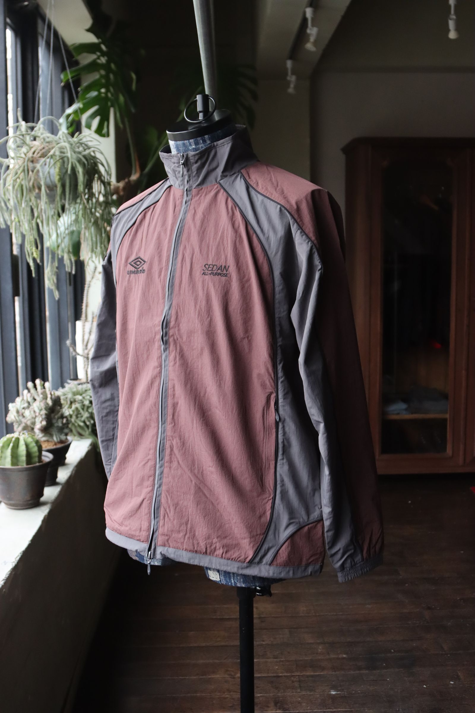 セダンオールパーパス SS24 UMBRO® Woven Track Jacket(SD24S-JK05)Charcoal Brown☆3月9日(土)発売！