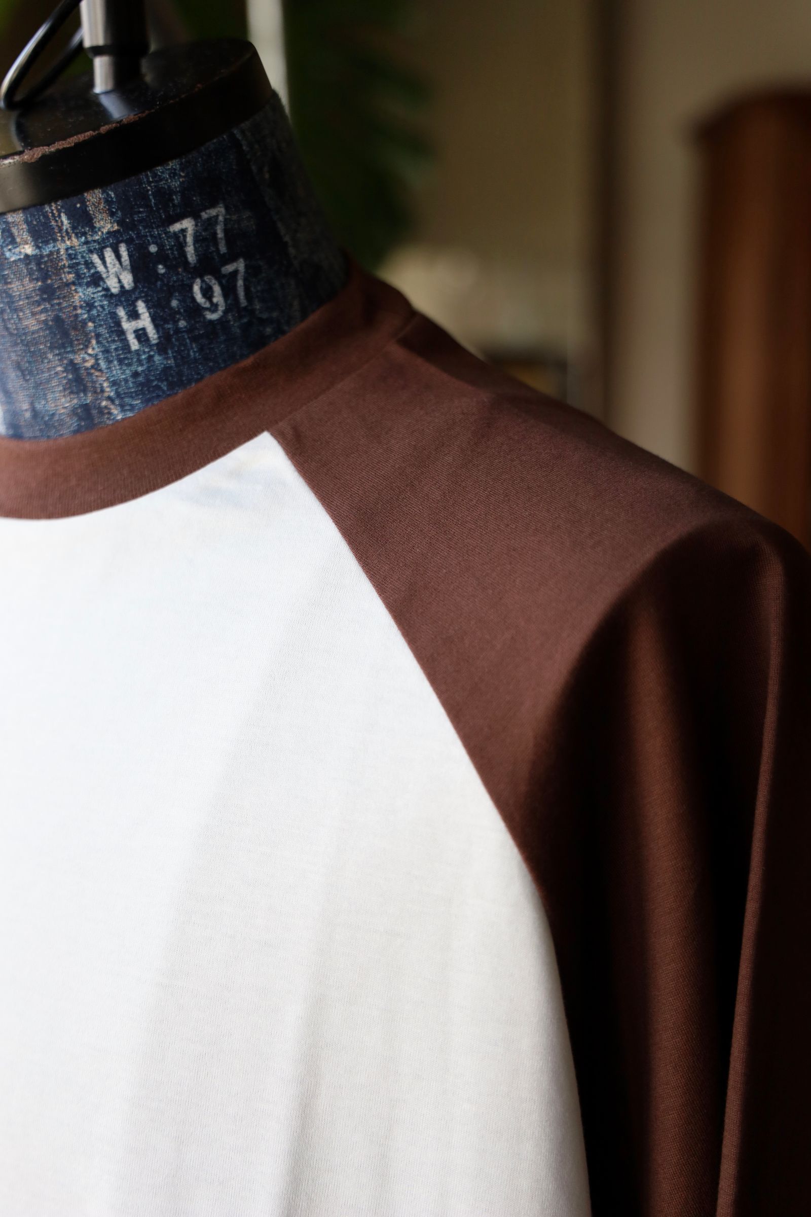 イズネス25SS BALLOON RAGLAN SLEEVE T-SHIRT(1007SSCST01)OFF WHITE×BROWN