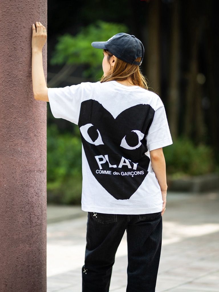 PLAY COMME des GARCONS 新作BLACKエンブレムバックプリントTシャツ style.2026.8.16